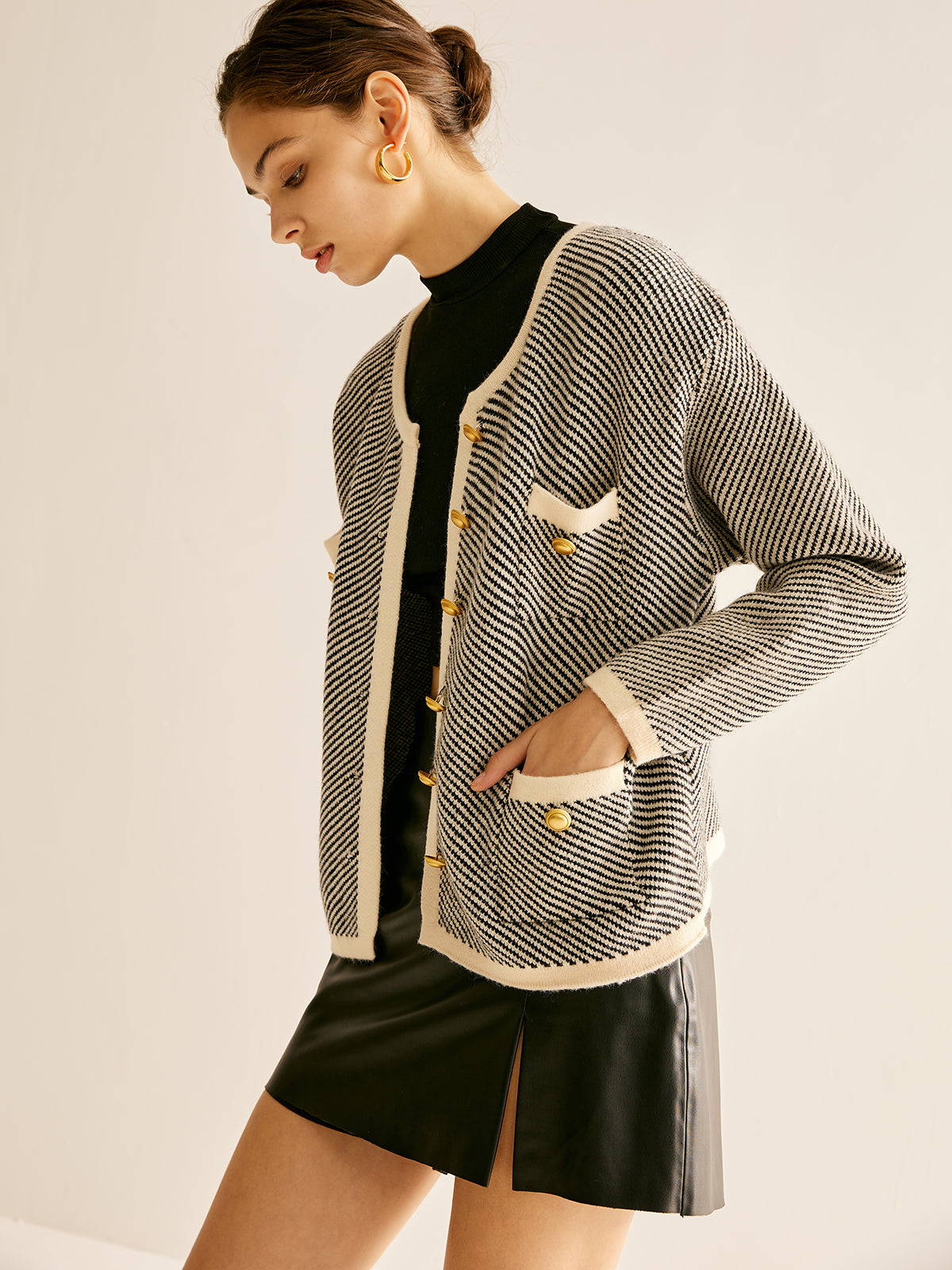 R&B | Tweed Cardigan Kontrastdetails und Goldknöpfe Klassisch und Sophisticated