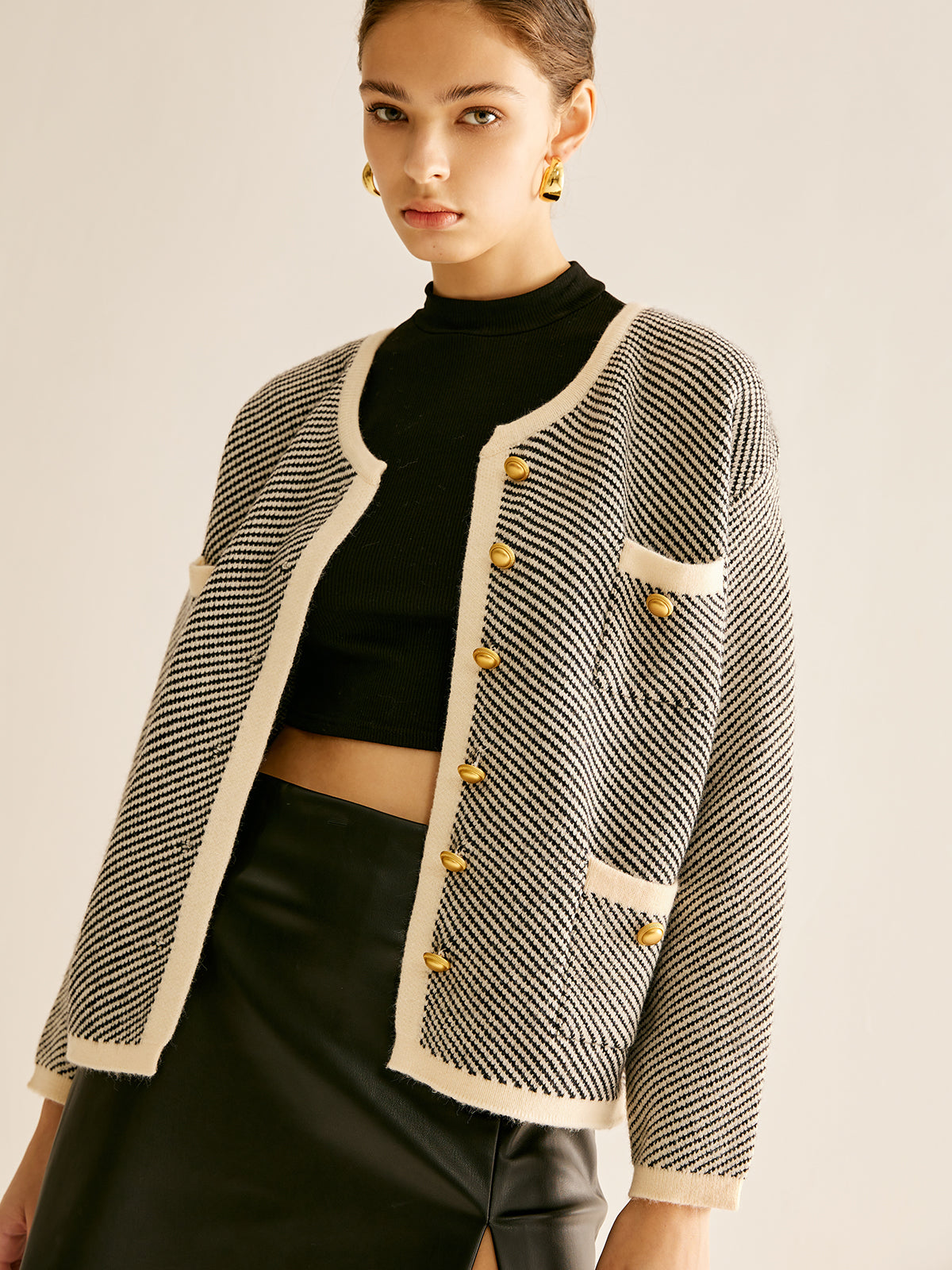 R&B | Tweed Cardigan Kontrastdetails und Goldknöpfe Klassisch und Sophisticated