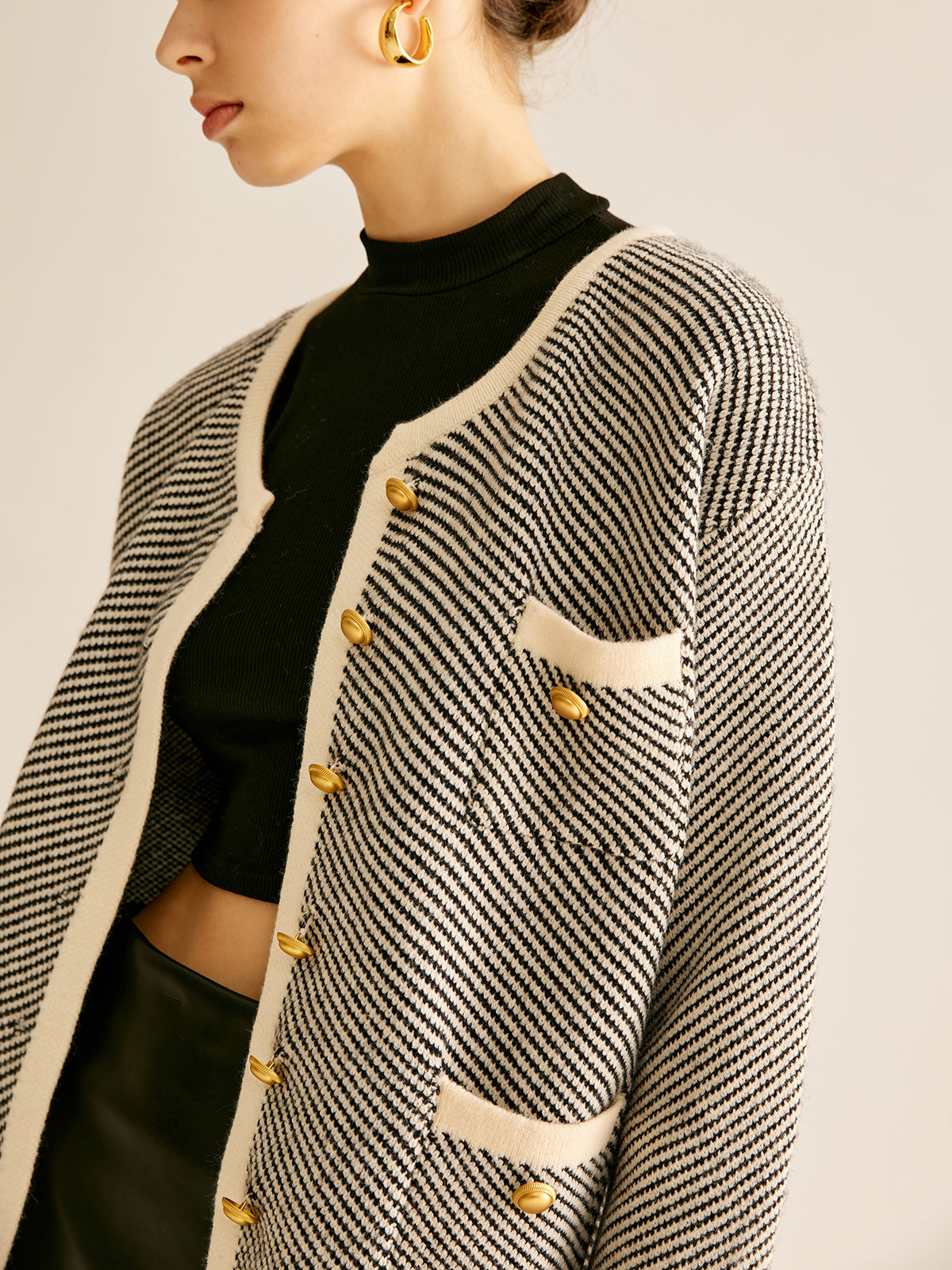R&B | Tweed Cardigan Kontrastdetails und Goldknöpfe Klassisch und Sophisticated