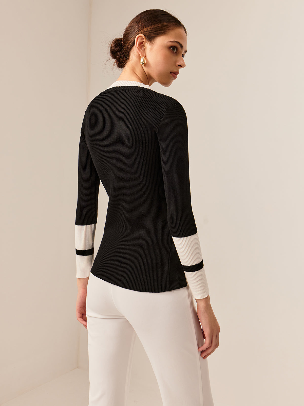 R&B | Rippstrickbluse Kontrastelemente Modern und Elegant
