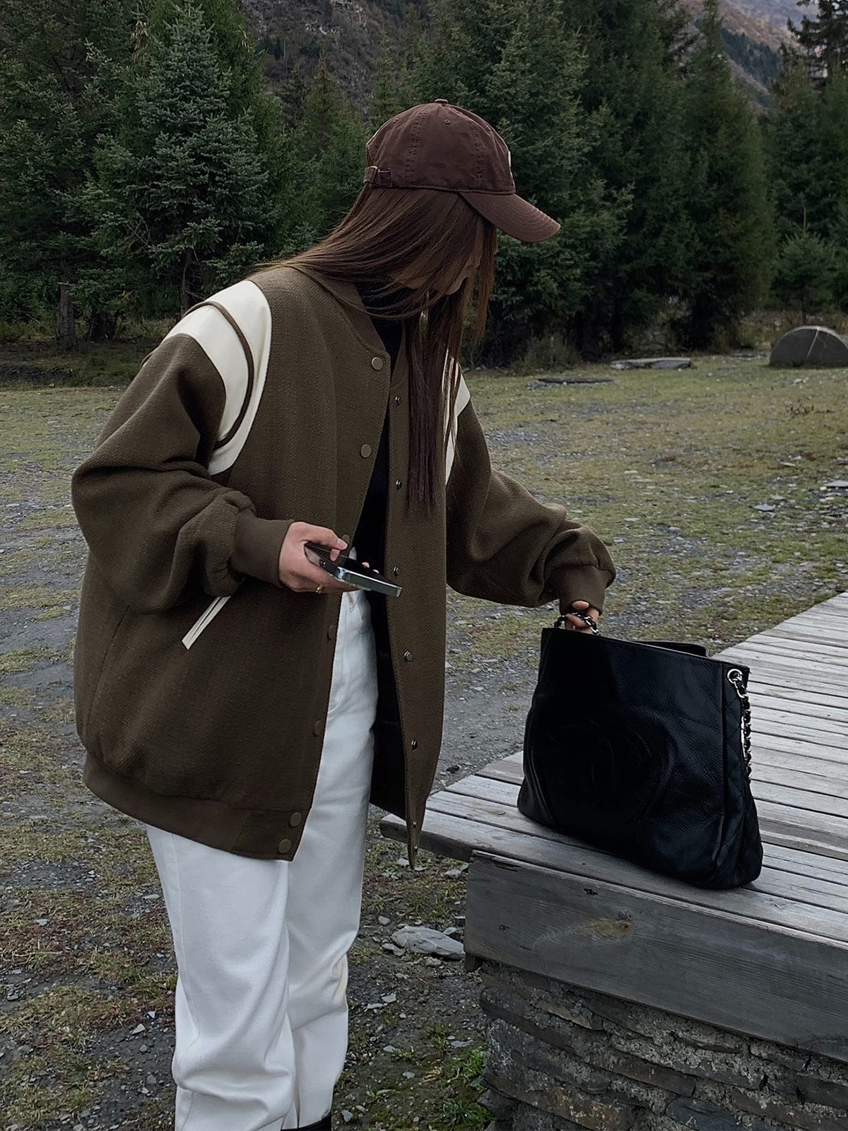 R&B | Lässige Varsity Jacke Im Retro Stil mit Gestreiften Ärmeldetails und Gerippten Bündchen