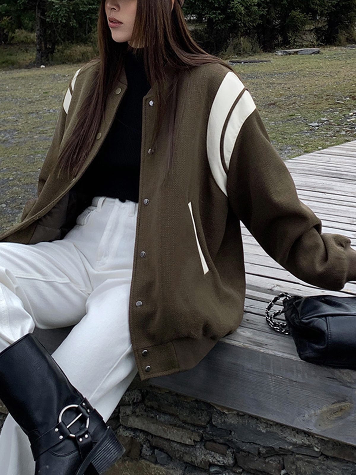 R&B | Lässige Varsity Jacke Im Retro Stil mit Gestreiften Ärmeldetails und Gerippten Bündchen