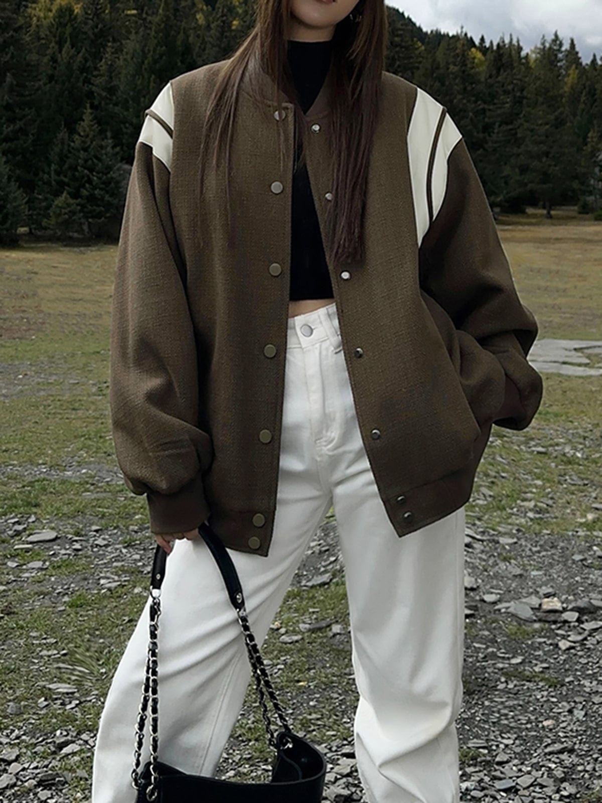 R&B | Lässige Varsity Jacke Im Retro Stil mit Gestreiften Ärmeldetails und Gerippten Bündchen