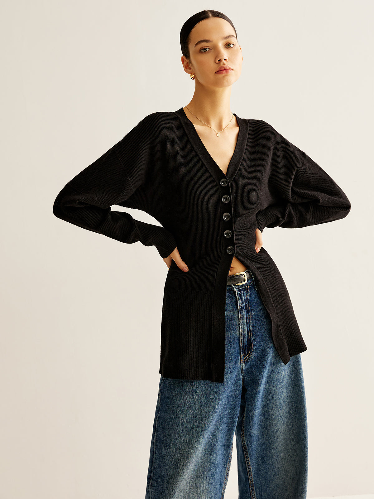 R&B | Cardigan mit Tiefem V-ausschnitt und Knöpfen Lässige Passform Minimalistisch und Zeitlos
