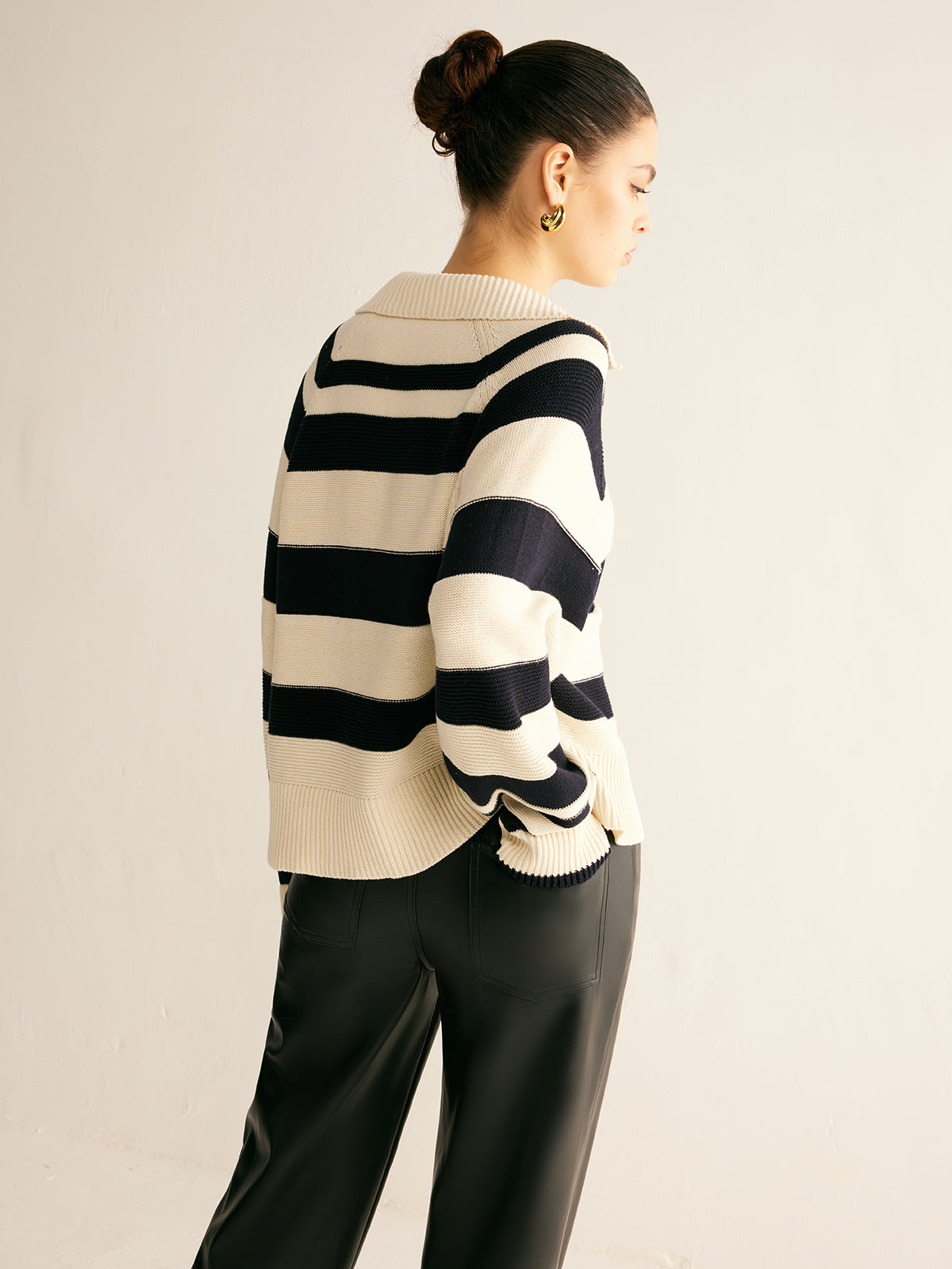 R&B | Gestrickter Pullover Gestreiftes Design und Kragen Entspannt und Stilvoll