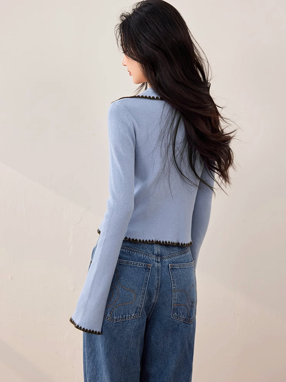 R&B | Cardigan mit Kontrastkante und Rüschendetails Schlanker Schnitt Feminin und Schick