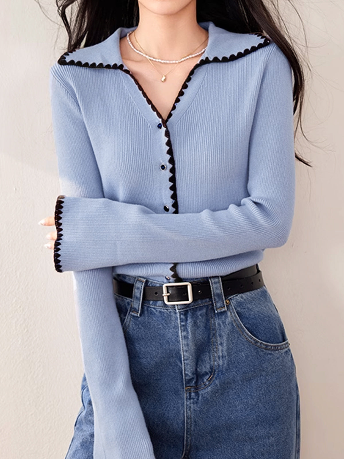 R&B | Cardigan mit Kontrastkante und Rüschendetails Schlanker Schnitt Feminin und Schick