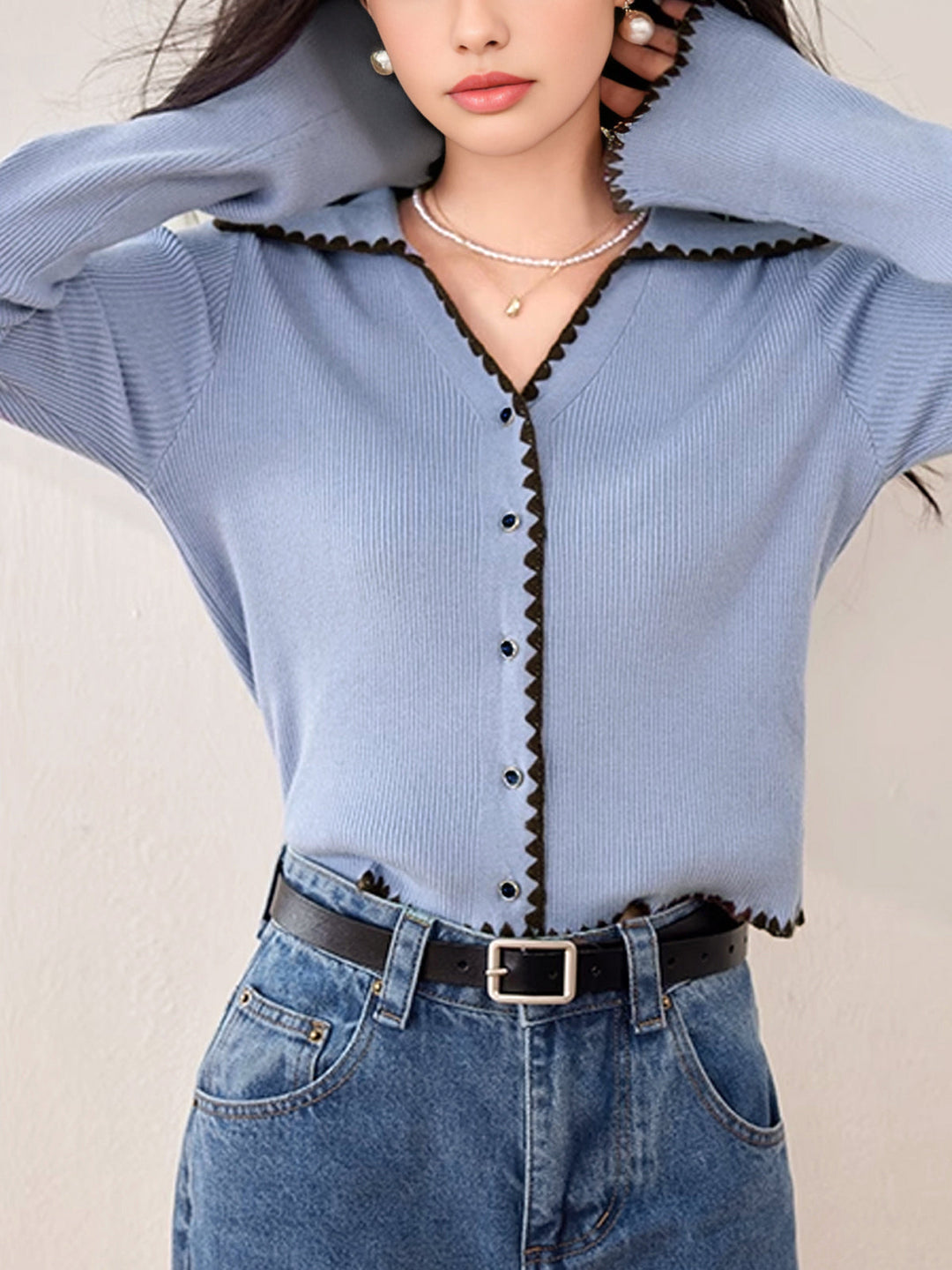 R&B | Cardigan mit Kontrastkante und Rüschendetails Schlanker Schnitt Feminin und Schick