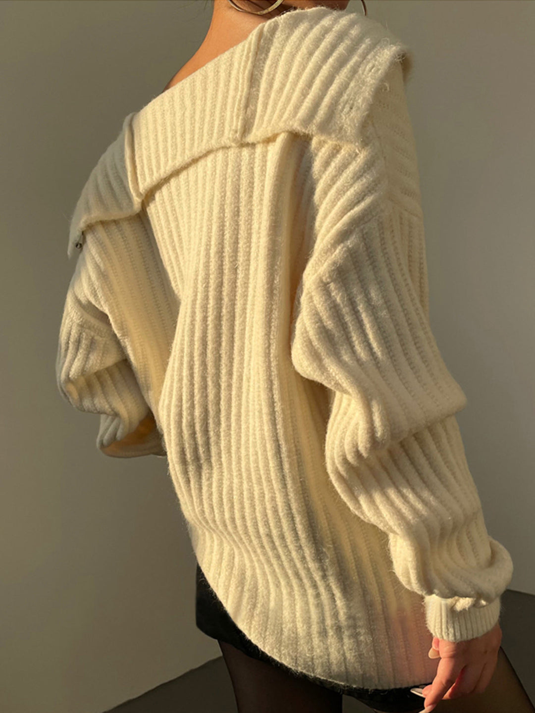 R&B | Off-shoulder Cardigan mit Perlenknöpfen Ribstrick Elegant und Lässig