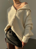 R&B | Off-shoulder Cardigan mit Perlenknöpfen Ribstrick Elegant und Lässig