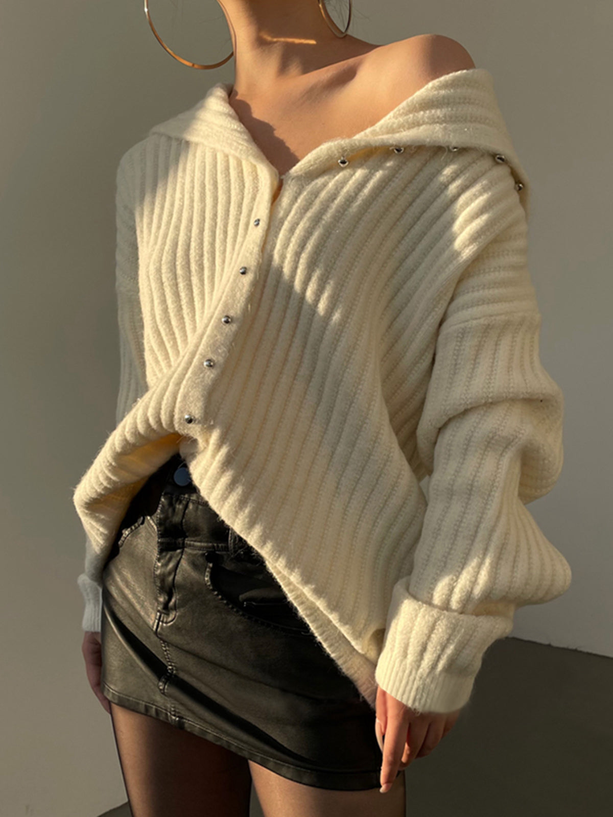 R&B | Off-shoulder Cardigan mit Perlenknöpfen Ribstrick Elegant und Lässig