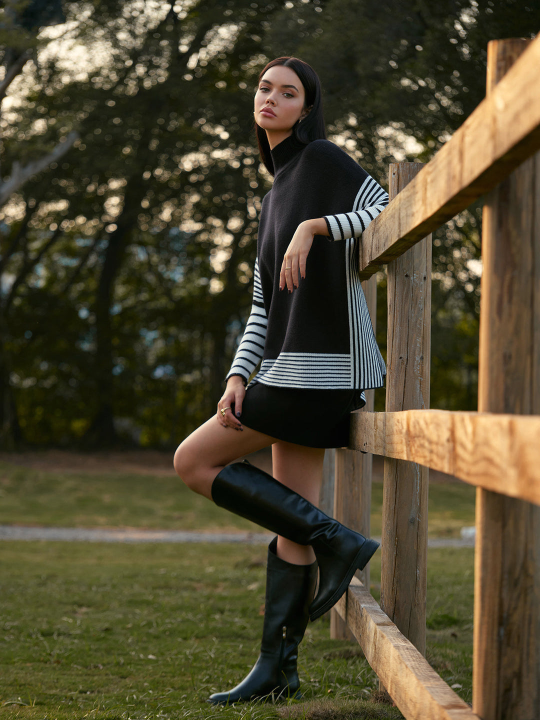 R&B | Poncho mit Hohem Kragen Asymmetrischer Schnitt Modern und Bequem