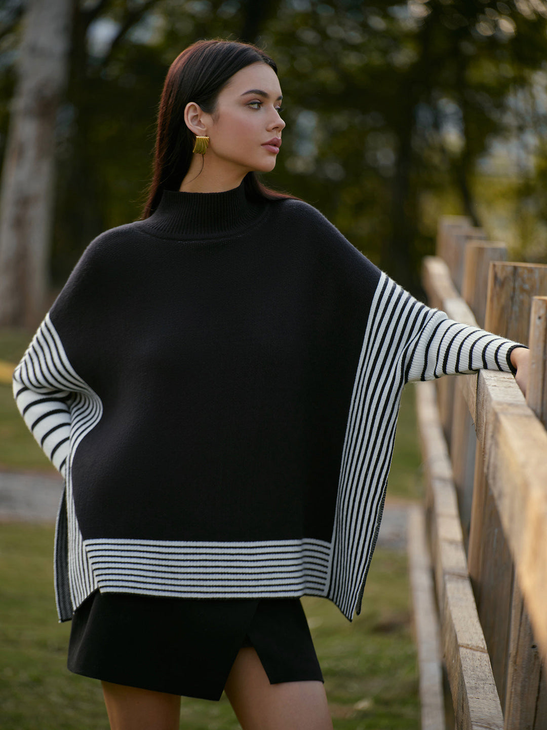 R&B | Poncho mit Hohem Kragen Asymmetrischer Schnitt Modern und Bequem