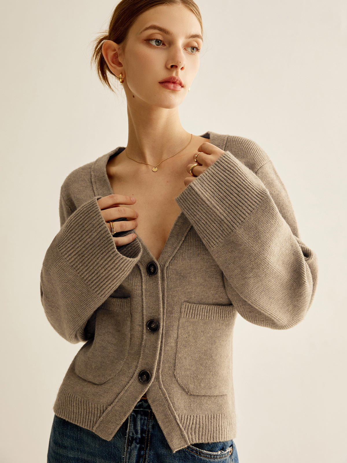 R&B | Strickcardigan mit V-ausschnitt Taschen und Knöpfe Zeitloser Komfort