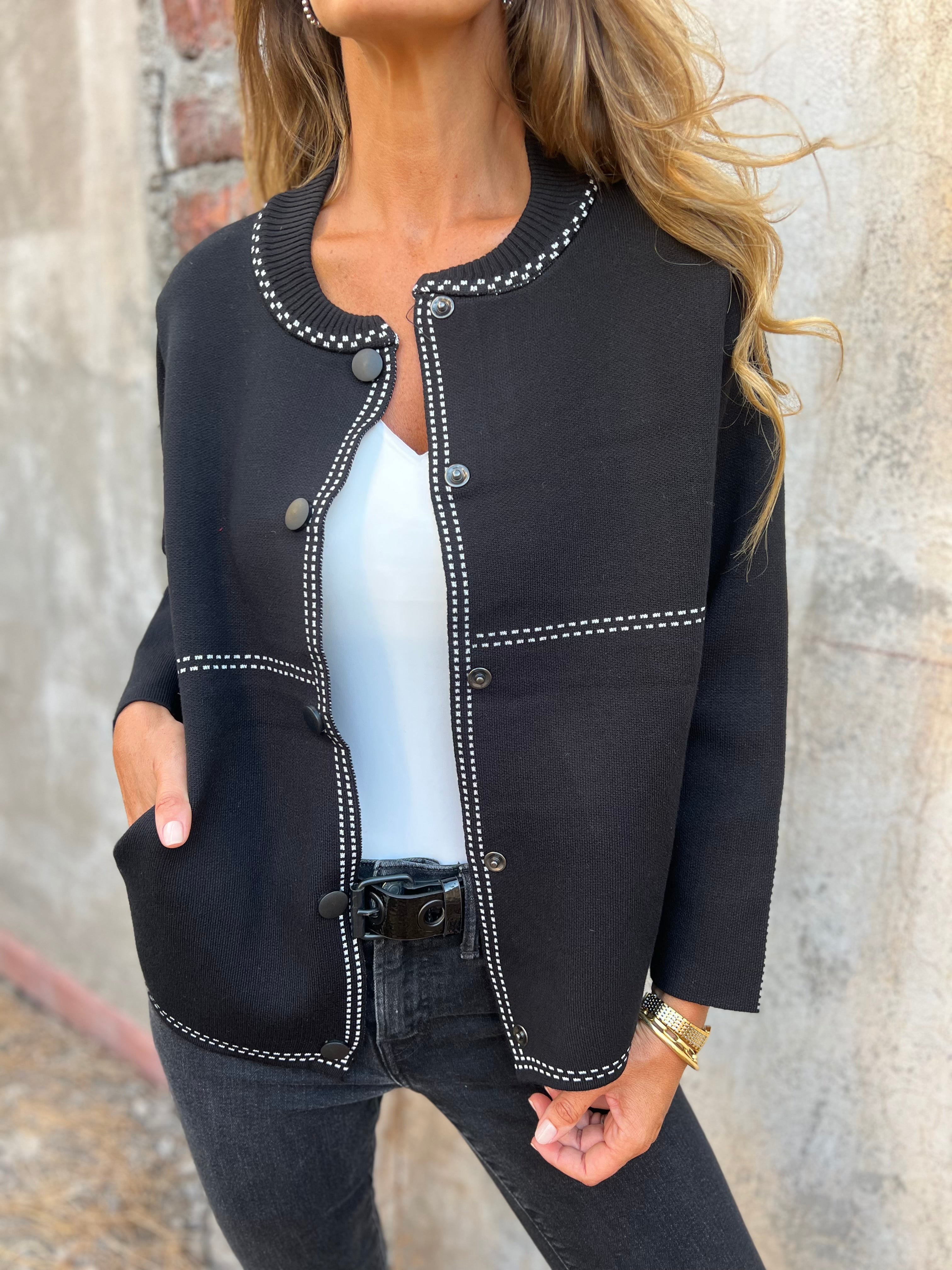 R&B | Kurze Jacke mit Kontrastnähten Rundhals Strukturiert und Elegant