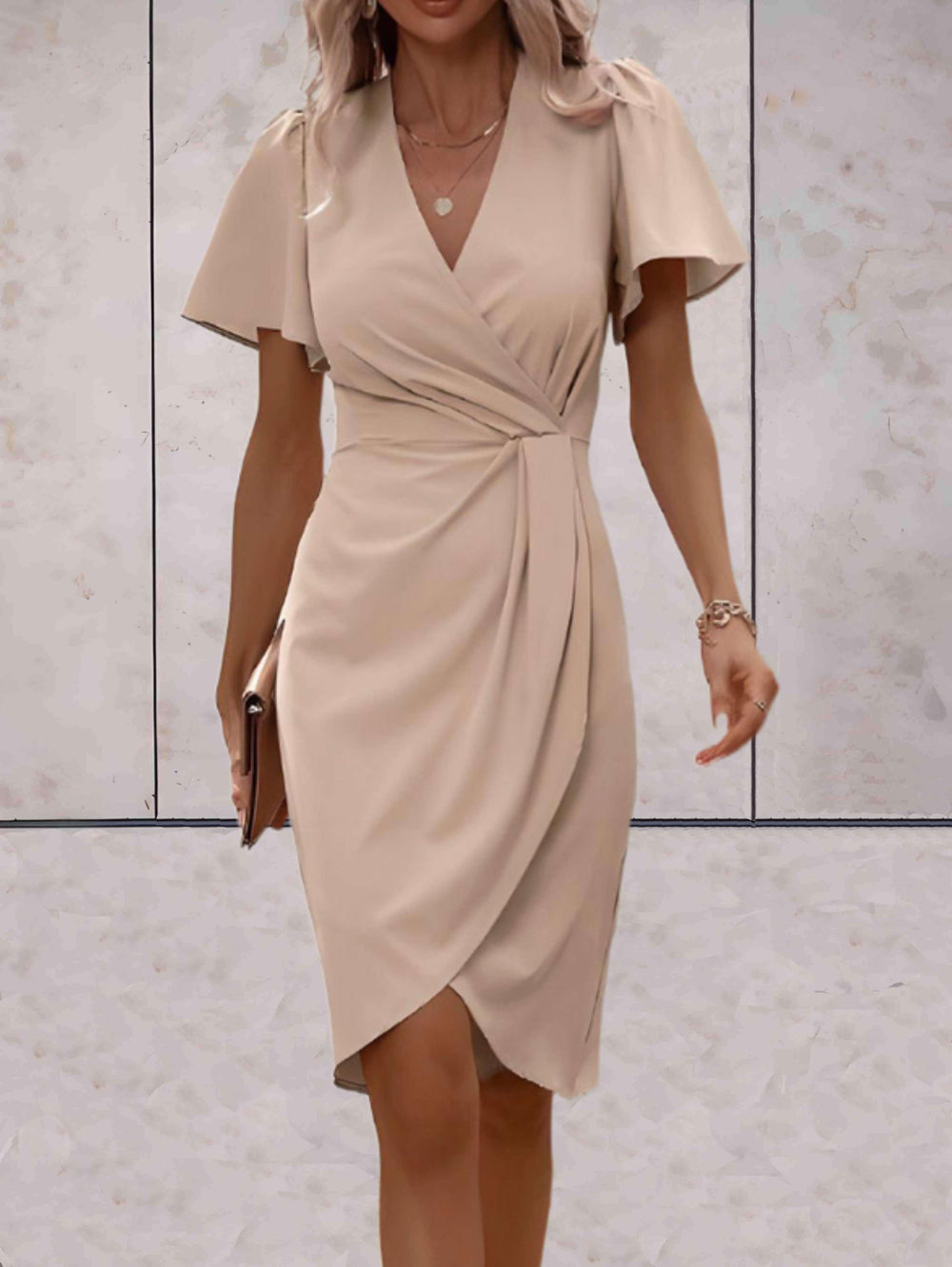 Klassisches Wickelkleid mit V-Ausschnitt