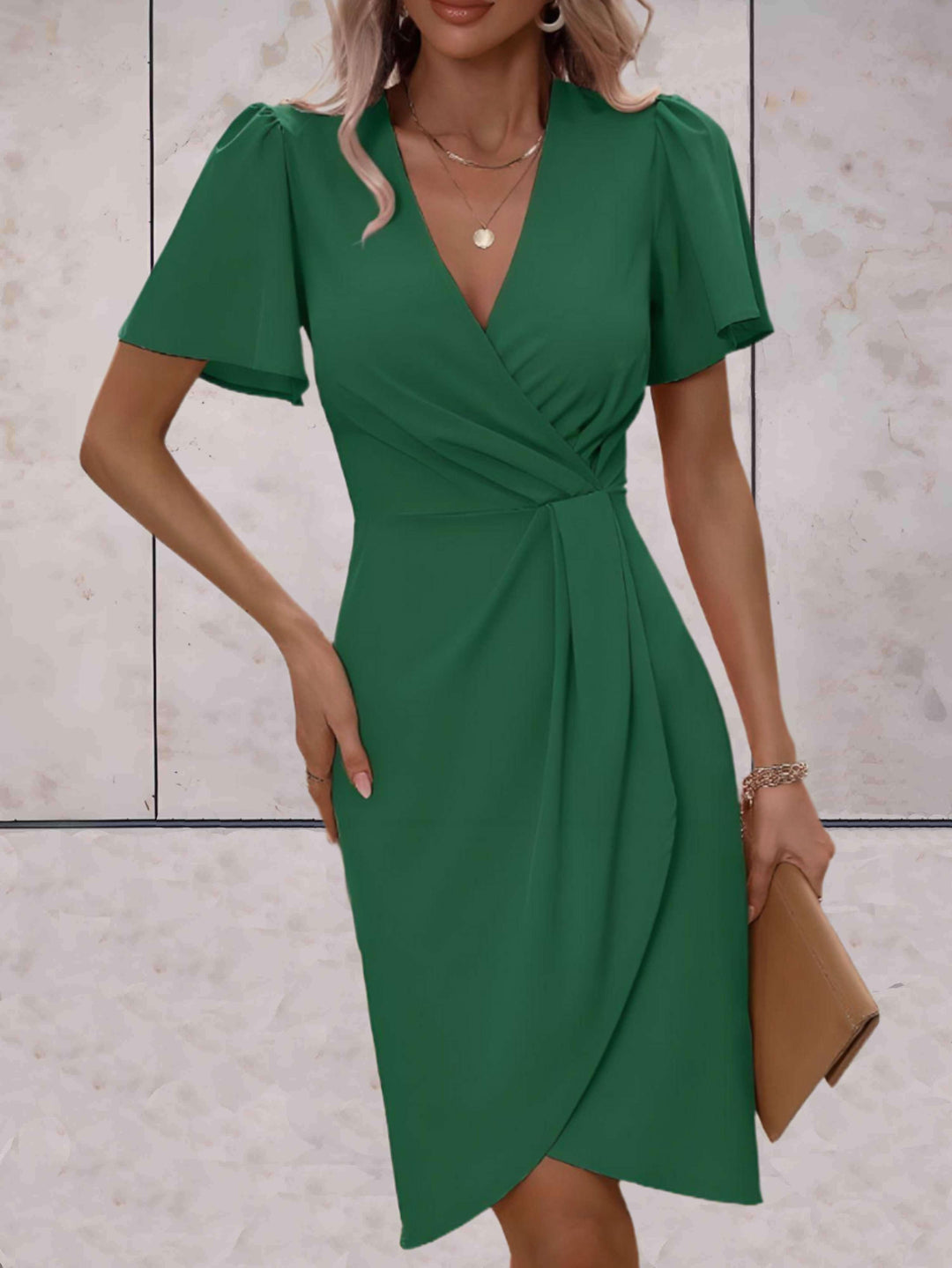 Figurbetontes Damenkleid mit ausgestellten Ärmeln