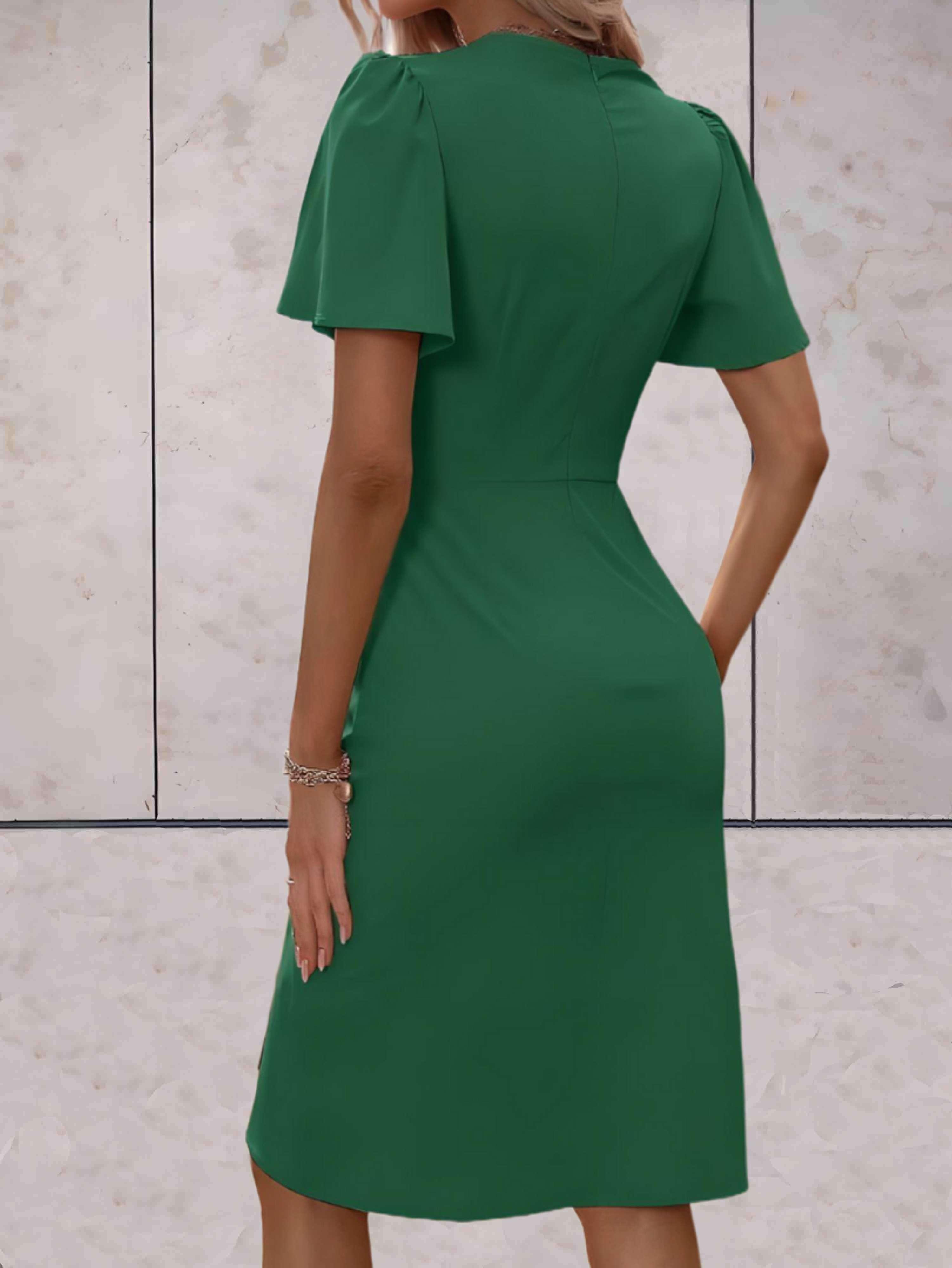 Figurbetontes Damenkleid mit ausgestellten Ärmeln