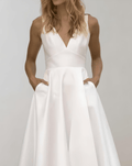 R&B | Weißes Minimalistisches Brautkleid Mit Tiefem V-Ausschnitt Und Taschen