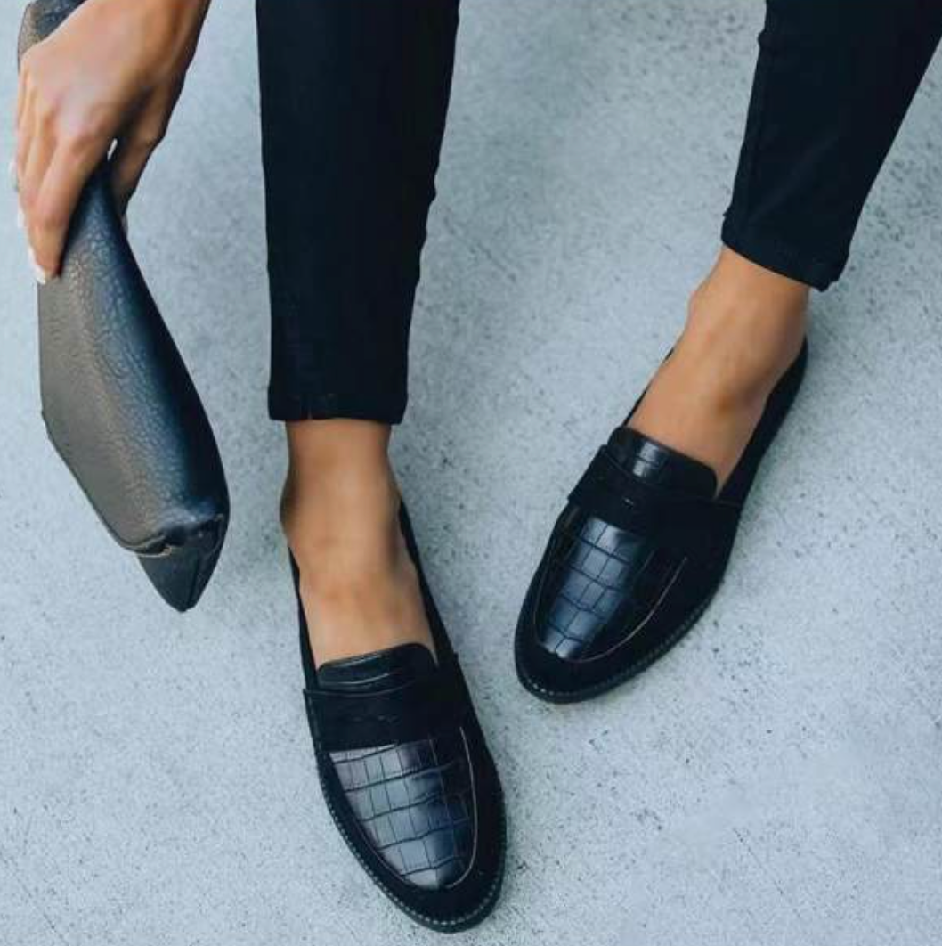 Nahaufnahme eines Bilds von eleganten schwarzen Schuhen