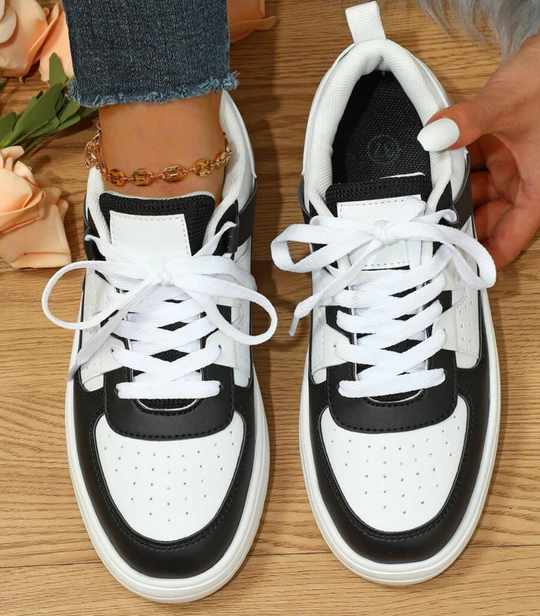 Stilvolle und bequeme Sneaker in einem einzigartigen Design R&B