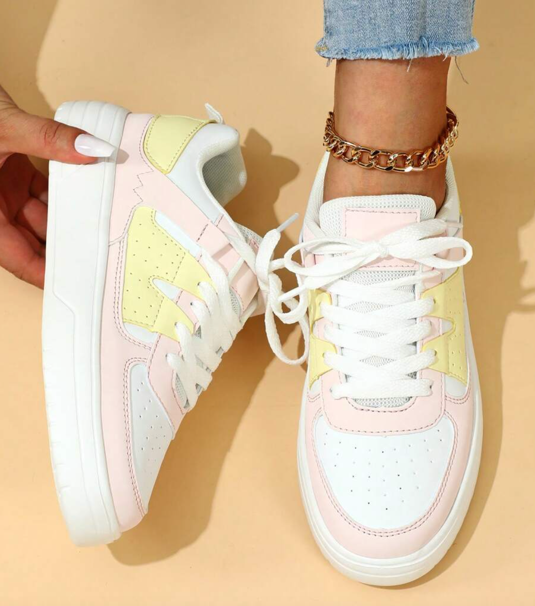 Stilvolle und bequeme Sneaker in einem einzigartigen Design R&B