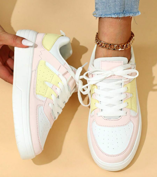 Stilvolle und bequeme Sneaker in einem einzigartigen Design R&B