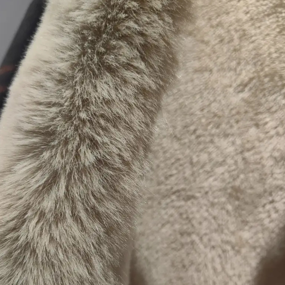 R&B | Poncho-Jacke - Luxus-Damenumhang mit Kapuze und Fake-Fur-Besatz