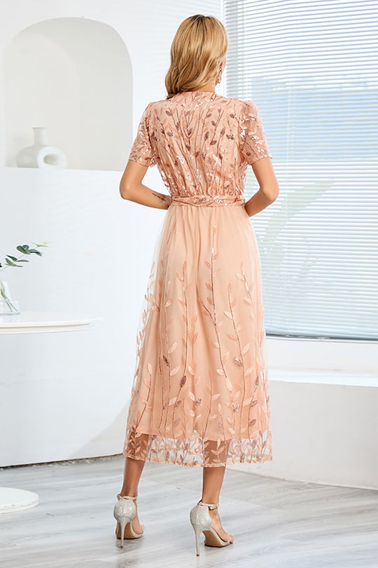 Kurzärmeliges Netzkleid mit Paillettenstickerei