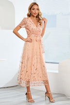 Kurzärmeliges Netzkleid mit Paillettenstickerei