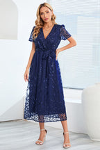 Kurzärmeliges Netzkleid mit Paillettenstickerei