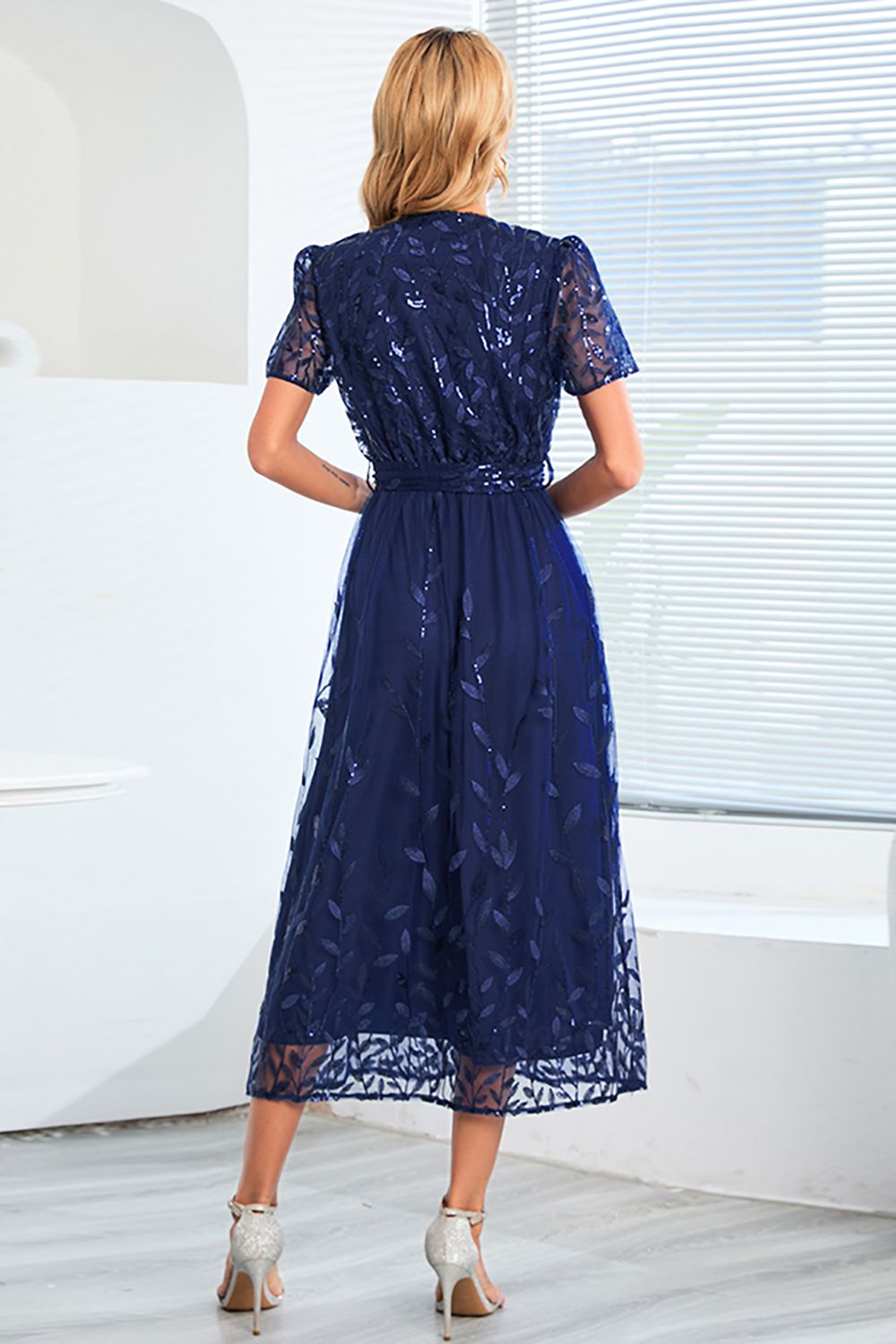 Kurzärmeliges Netzkleid mit Paillettenstickerei