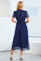 Kurzärmeliges Netzkleid mit Paillettenstickerei