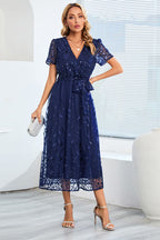 Kurzärmeliges Netzkleid mit Paillettenstickerei