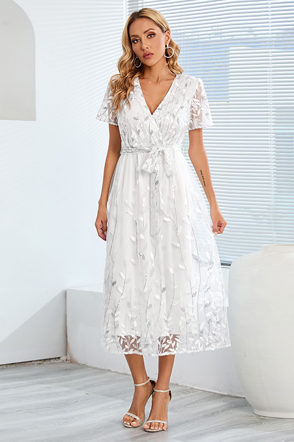 Kurzärmeliges Netzkleid mit Paillettenstickerei