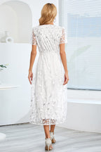 Kurzärmeliges Netzkleid mit Paillettenstickerei