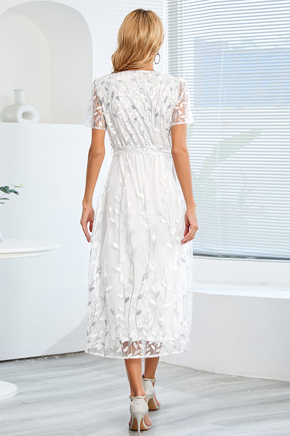 Kurzärmeliges Netzkleid mit Paillettenstickerei