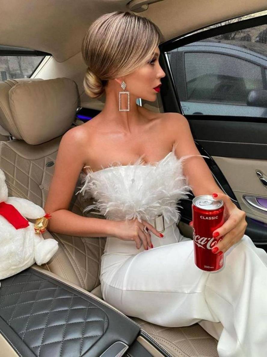 R&B | Kombination Tube mit Gerader Beinform Bustier mit Federn Elegante Frau Weiß