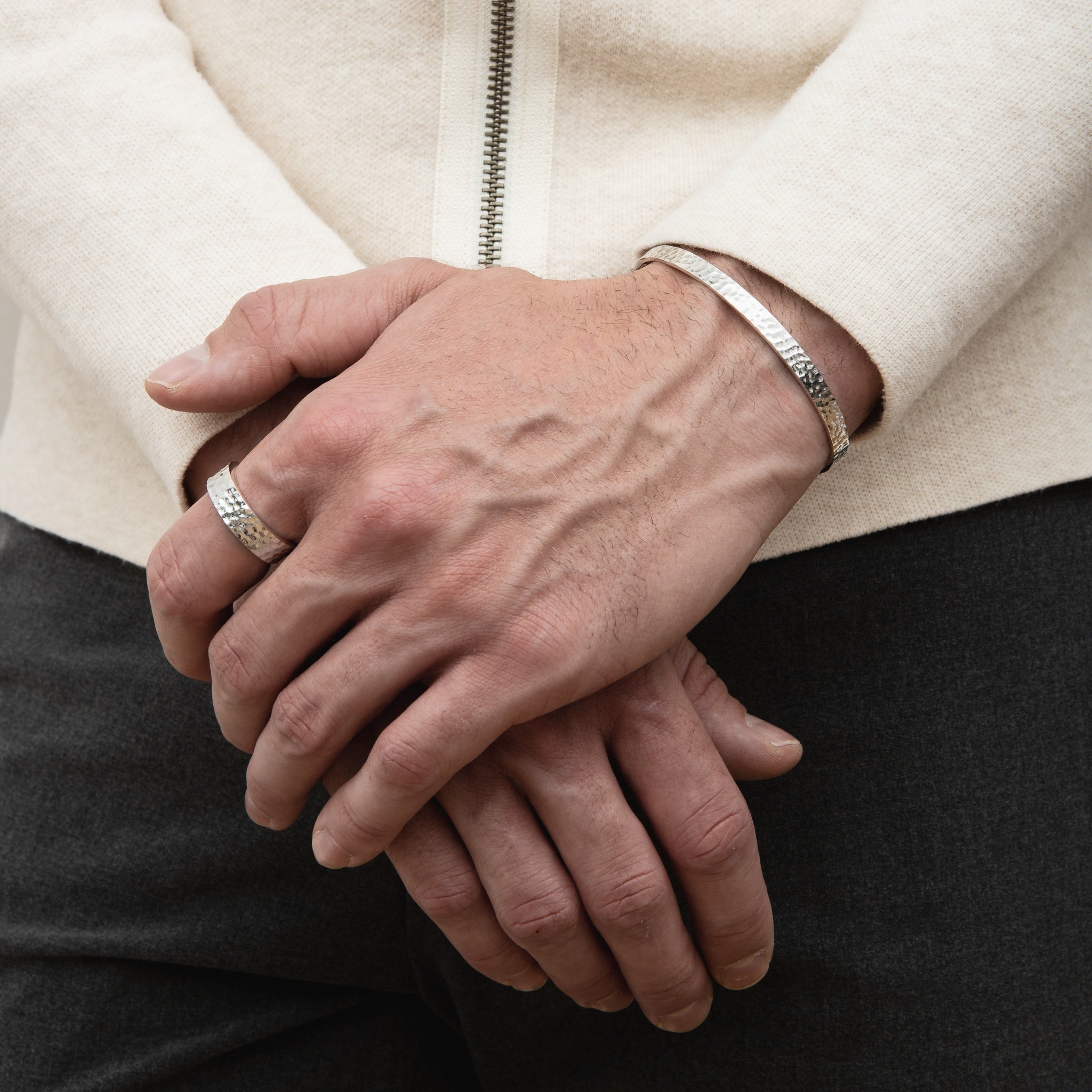 R&B | Schlankes Silberarmband mit Gehämmertem Muster für Herren