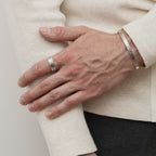 R&B | Schlankes Silberarmband mit Gehämmertem Muster für Herren