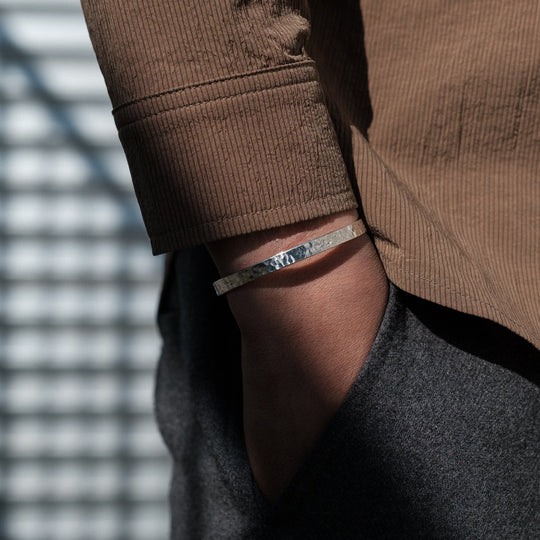R&B | Schlankes Silberarmband mit Gehämmertem Muster für Herren