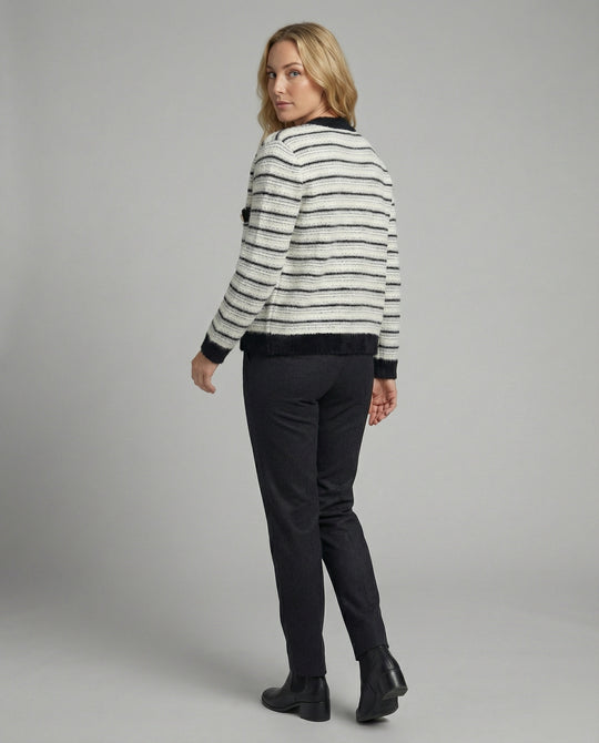 Bouclé-Strickjacke mit Kontrastbesatz, Perlenknopfleiste und Pattentaschen R&B