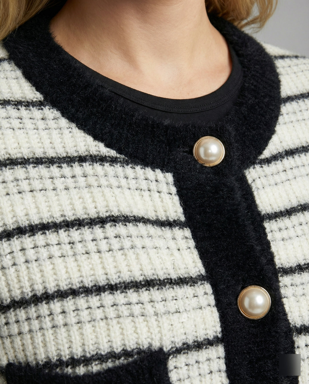 Bouclé-Strickjacke mit Kontrastbesatz, Perlenknopfleiste und Pattentaschen R&B