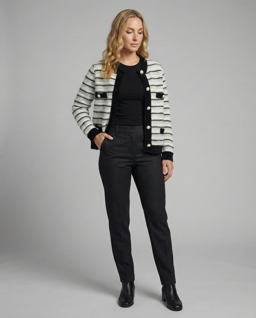 Bouclé-Strickjacke mit Kontrastbesatz, Perlenknopfleiste und Pattentaschen R&B