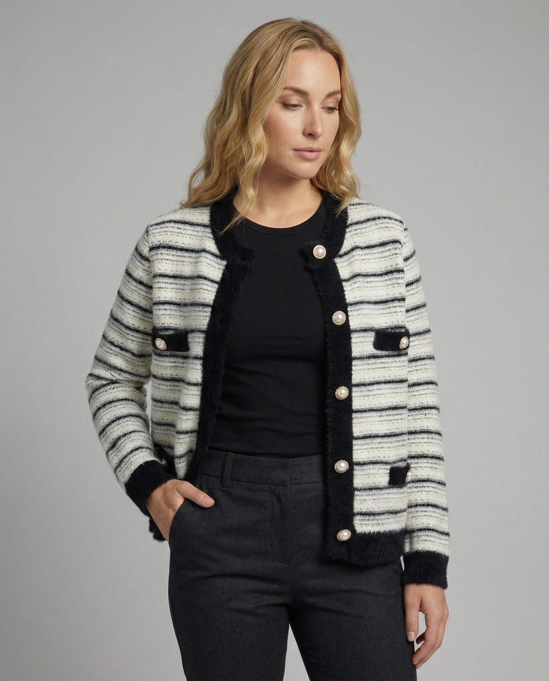 Bouclé-Strickjacke mit Kontrastbesatz, Perlenknopfleiste und Pattentaschen R&B