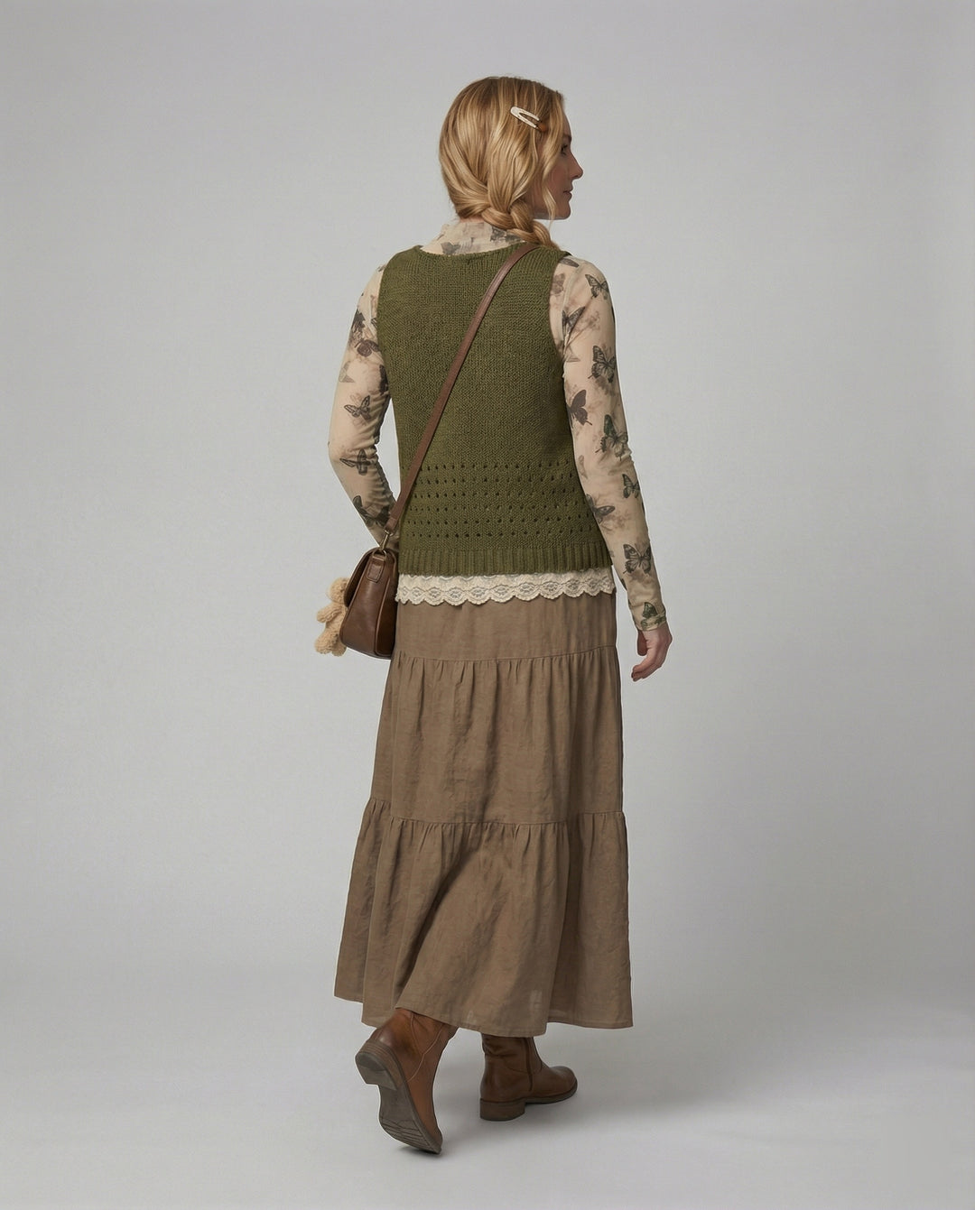 Lagenlook-Set mit Spitzenbluse, gehäkelter Strickweste und Stufenmaxirock R&B