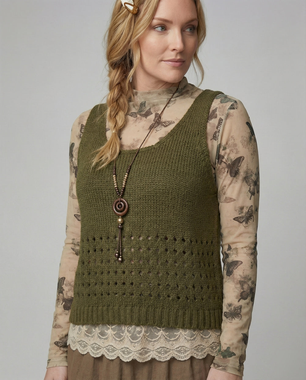 Lagenlook-Set mit Spitzenbluse, gehäkelter Strickweste und Stufenmaxirock R&B