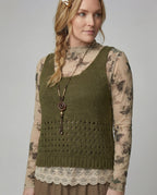 Lagenlook-Set mit Spitzenbluse, gehäkelter Strickweste und Stufenmaxirock R&B