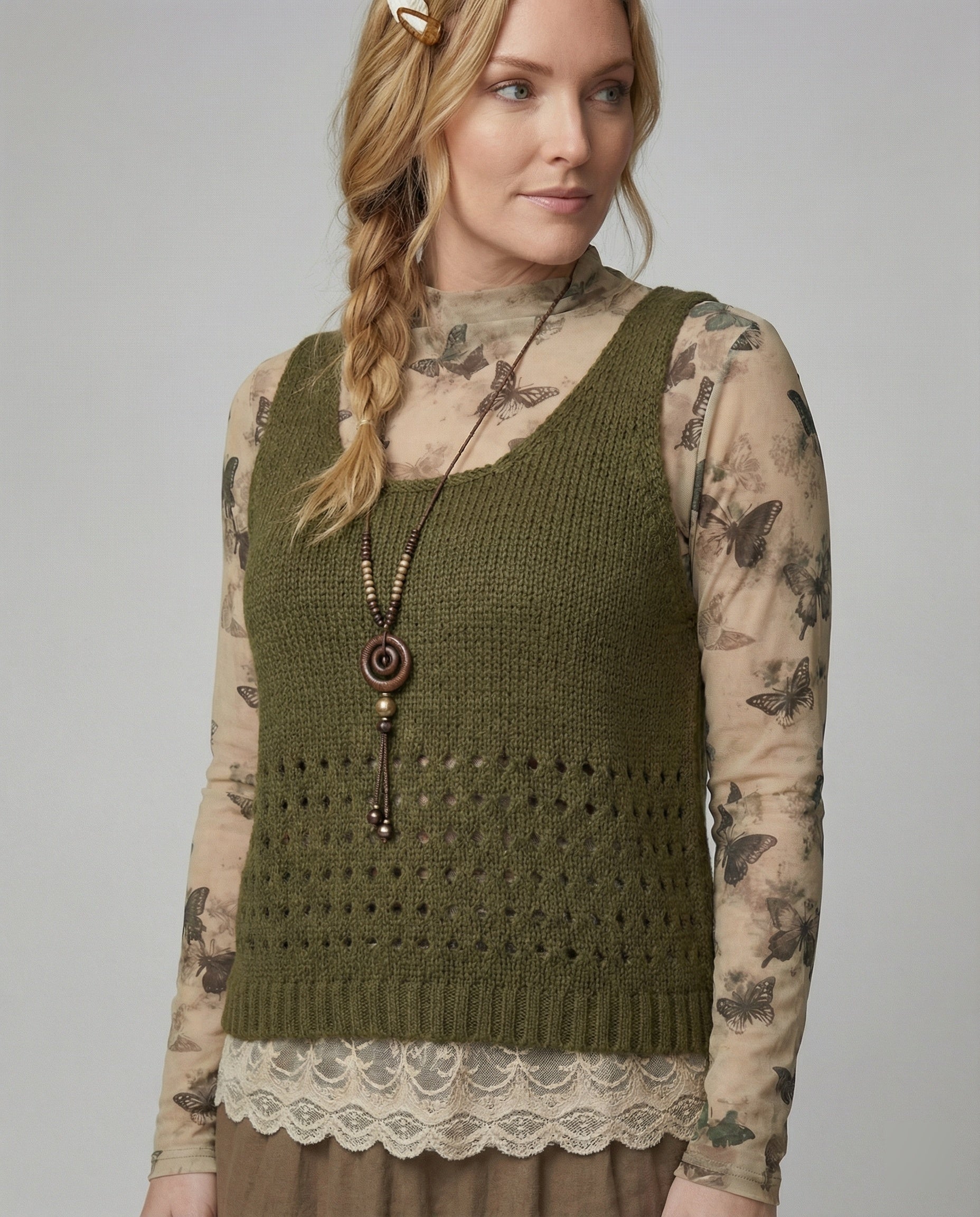 Lagenlook-Set mit Spitzenbluse, gehäkelter Strickweste und Stufenmaxirock R&B