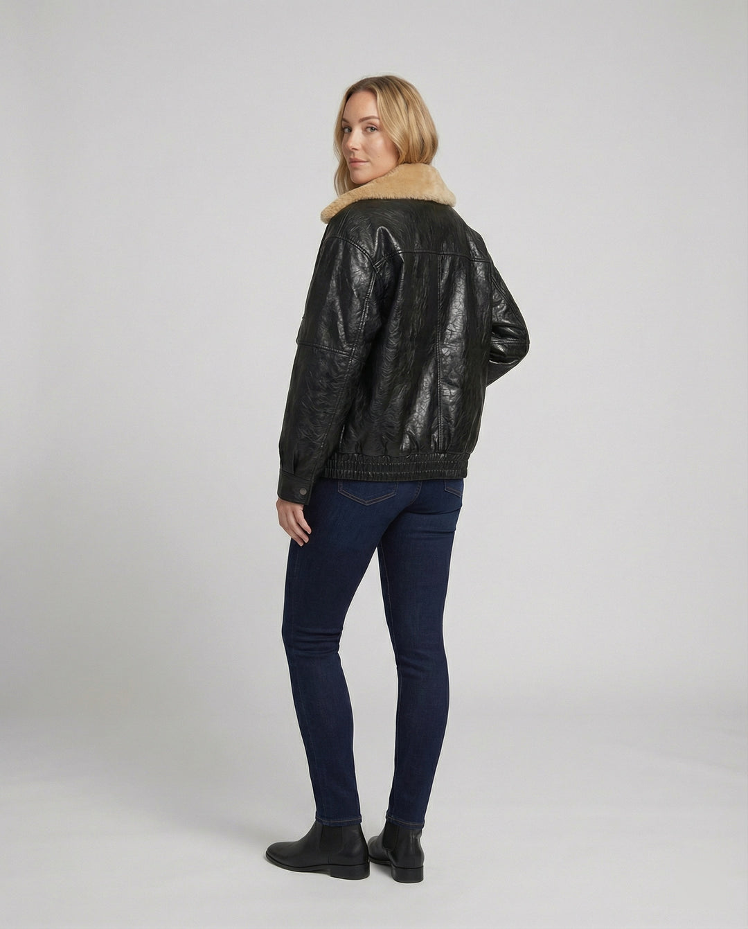 Oversize-Lackblouson mit Teddykragen, verdeckter Druckknopffront und kastiger Silhouette R&B